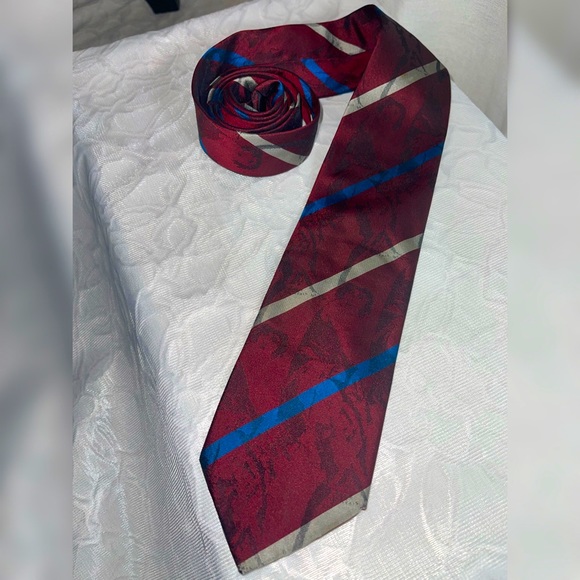 💠rare find- Vintage Fendi Tie (shadow print of woman looking over her shoulder) - Picture 9 of 9